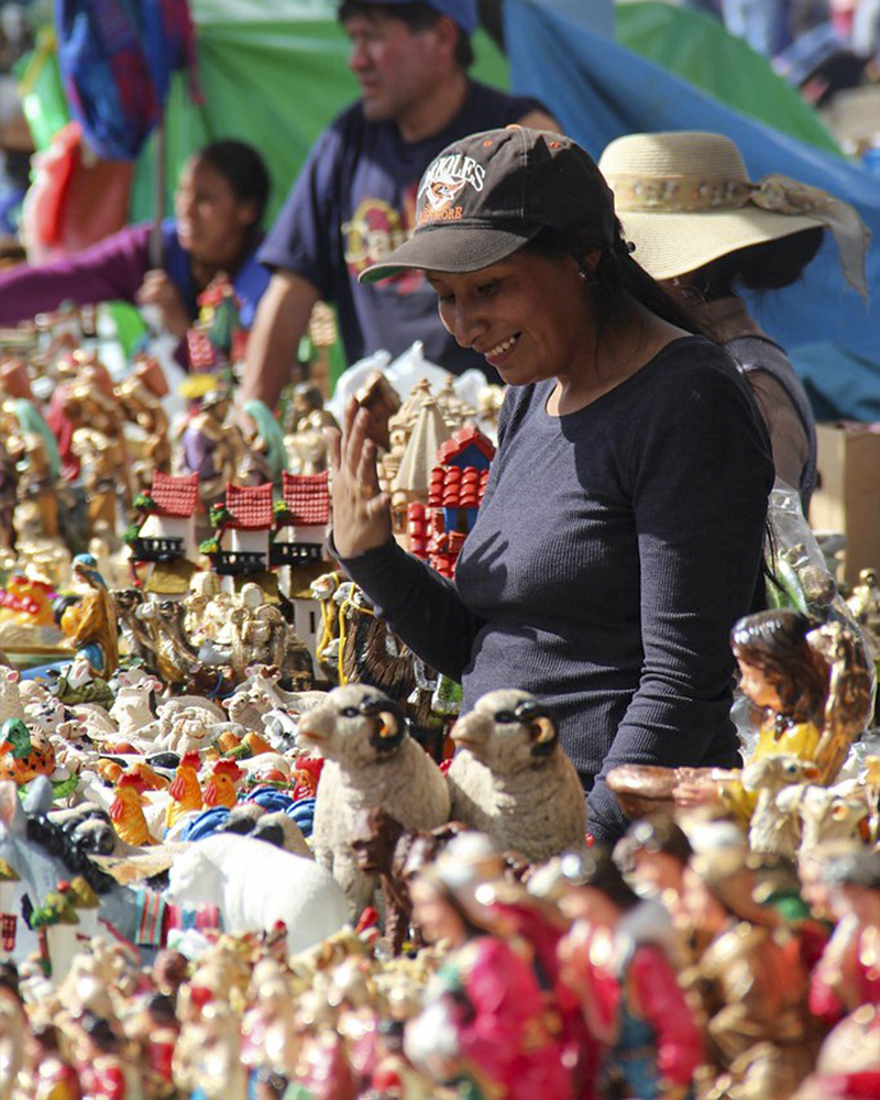 Mujer vendiendo figuras navideñas en la feria Santurantikuy Cusco