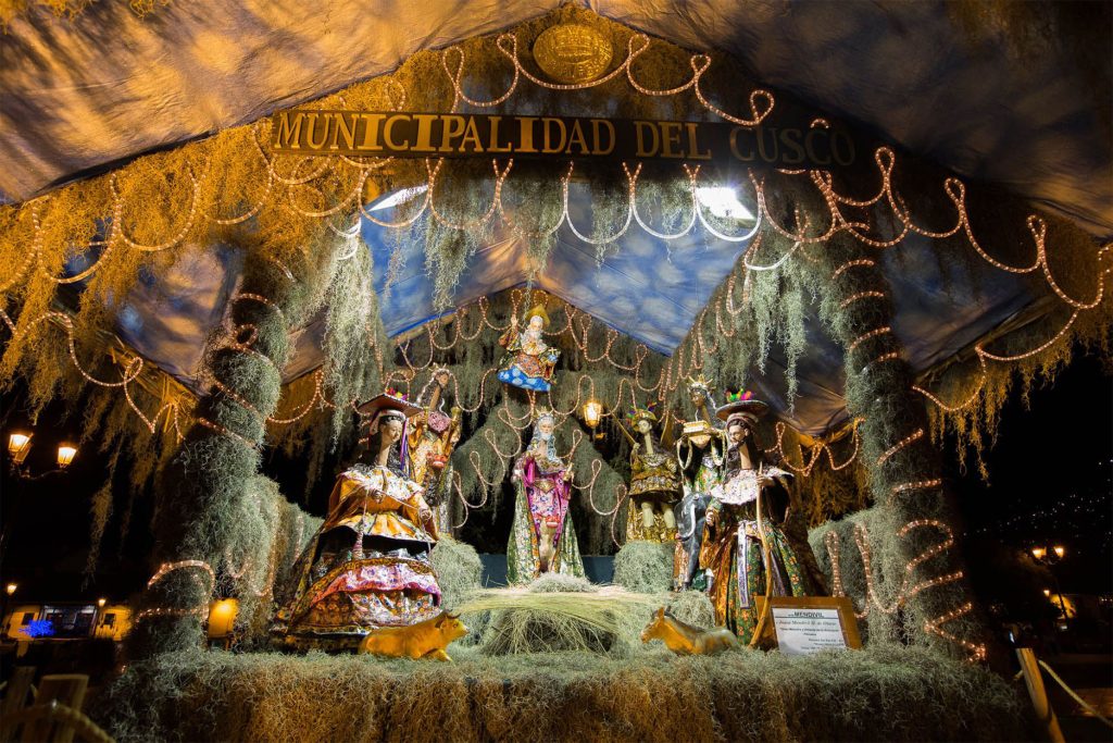 Foto del nacimiento tradicional de la familia Mendivil en la Plaza de Armas de Cusco