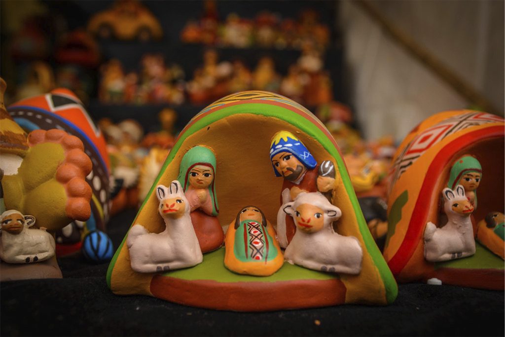 Foto de mini nacimiento de una sola pieza, de la feria Santurantikuy de Cusco por navidad