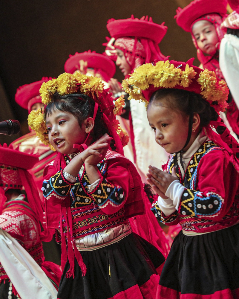 Niñas cantando villancicos en el Teatro Municipal de Cusco por navidad, con autendo tipico