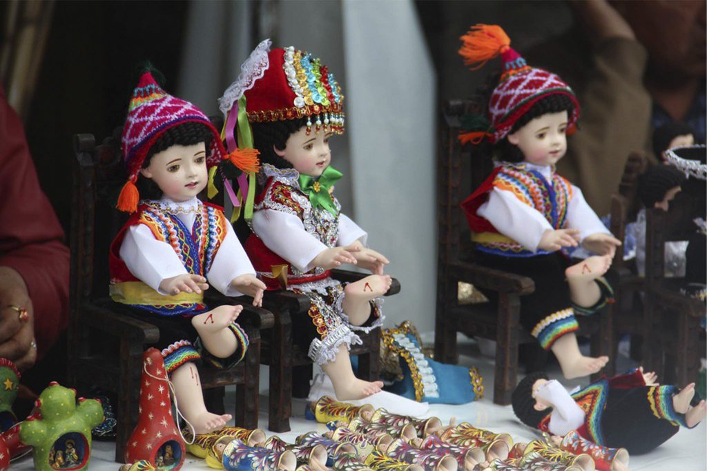 Foto del Niño de la Espina con traje tipico de Cusco en la tradicional feria Santurantikuy