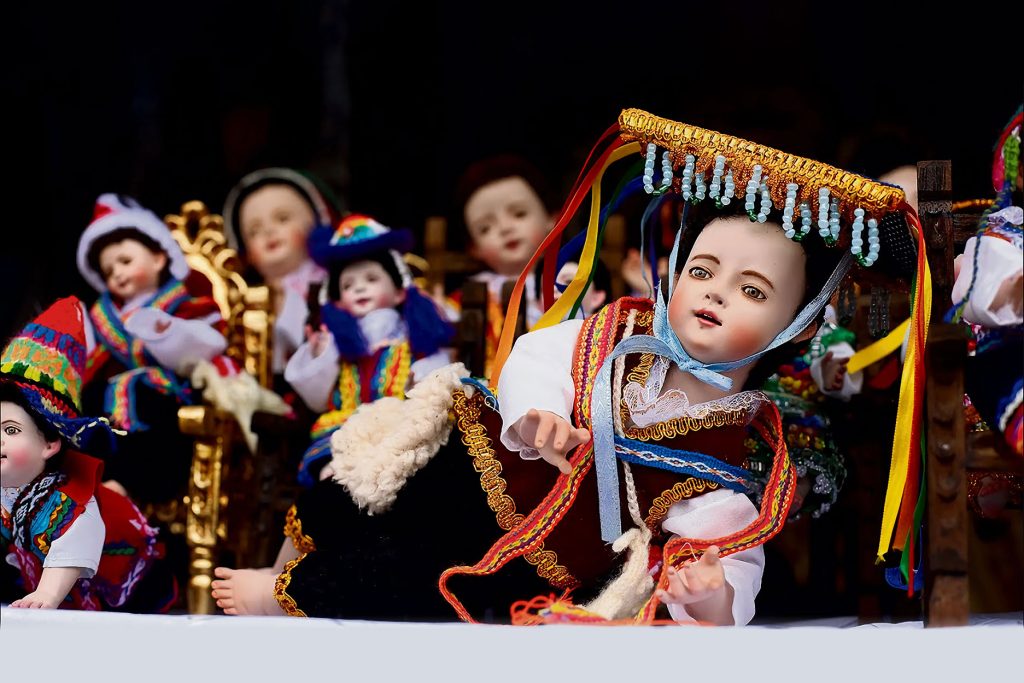 Imagen del Niño Manuelito con traje tipico en la feria Santurantikuy Cusco, por Navidad