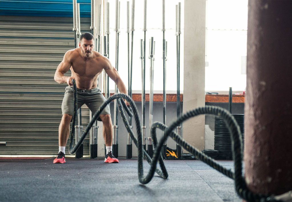 Foto de una persona entrenando para montaña con ejercicios de alta intensidad en el gymnasio 