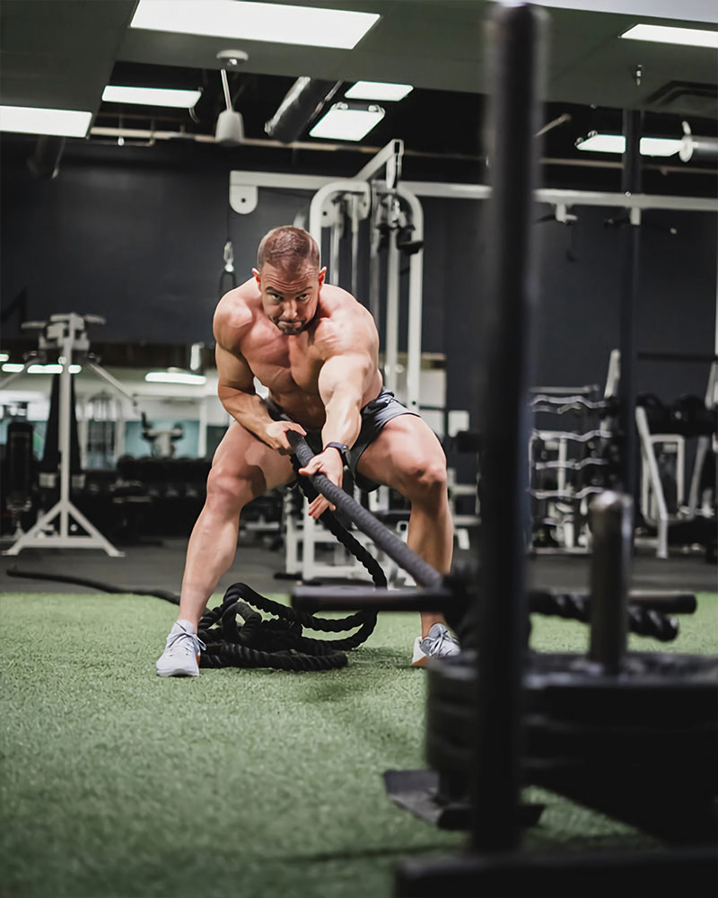 persona entrenando para trekking con metodos cruzados en el gymnasio