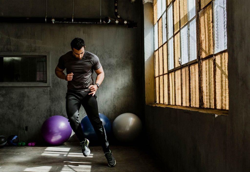 Persona entrenando para trekking con ejercicios de saltos laterales