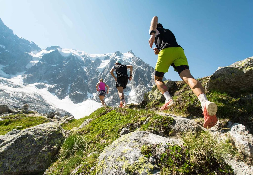 Personas corriendo en la montaña