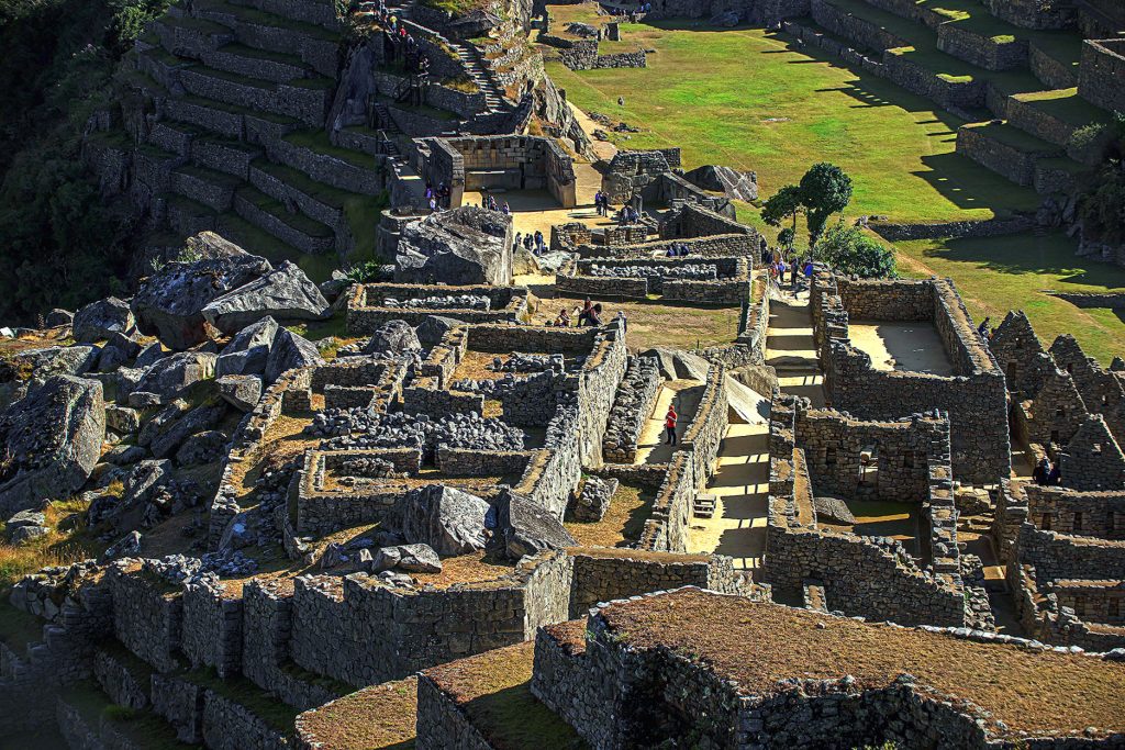 Fotografia de la Plaza Sagrada o Plaza de los Templos en Machu Picchu, tomada desde el mirador de la ciudadela inca, en un día de sol