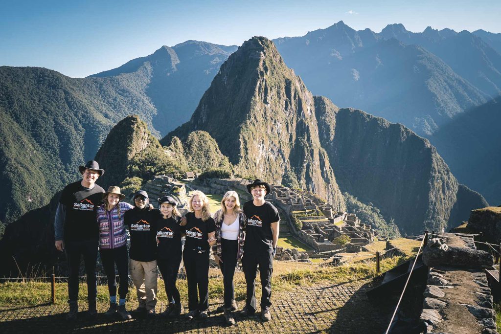 Los turistas se toman fotos en Machu Picchu