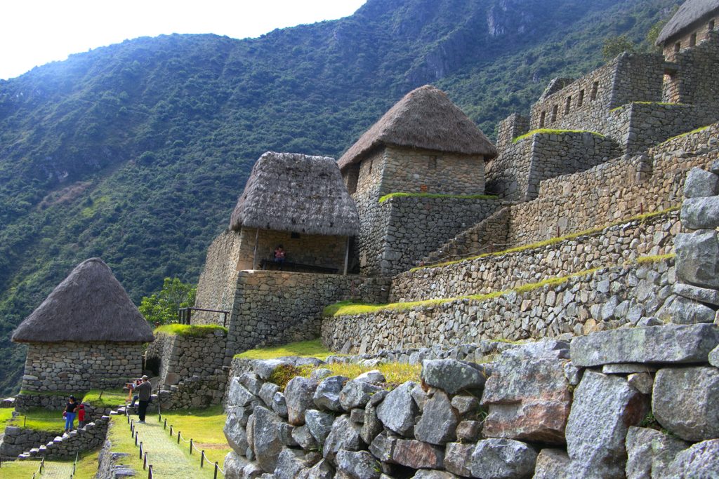 Fotografia en paralelo de las Qolqas Orientales en Machu Picchu