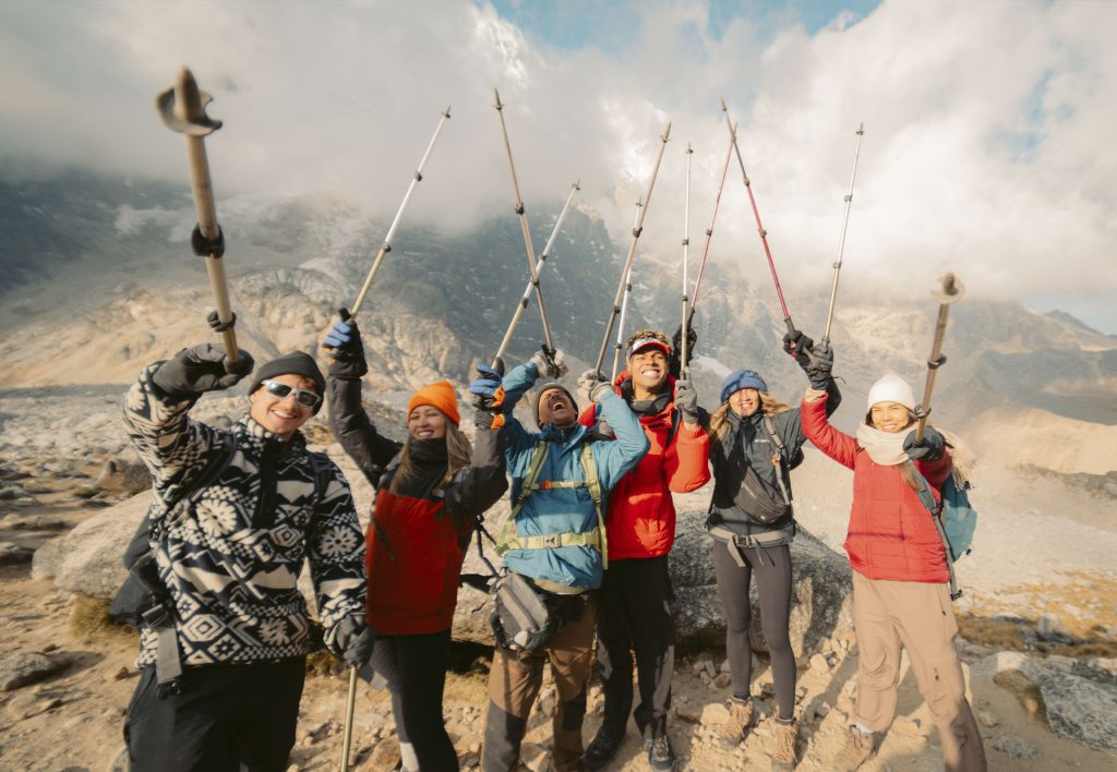 Personas celebrando su llegada al paso Salkantay