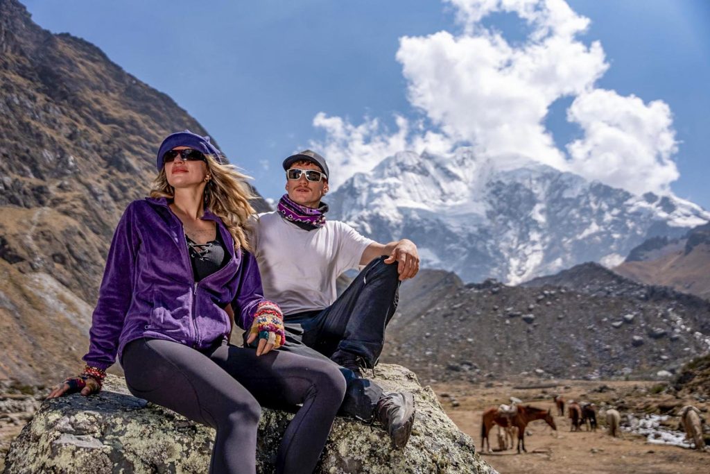 Pareja de turistas posando bajo el nevado Salkantay