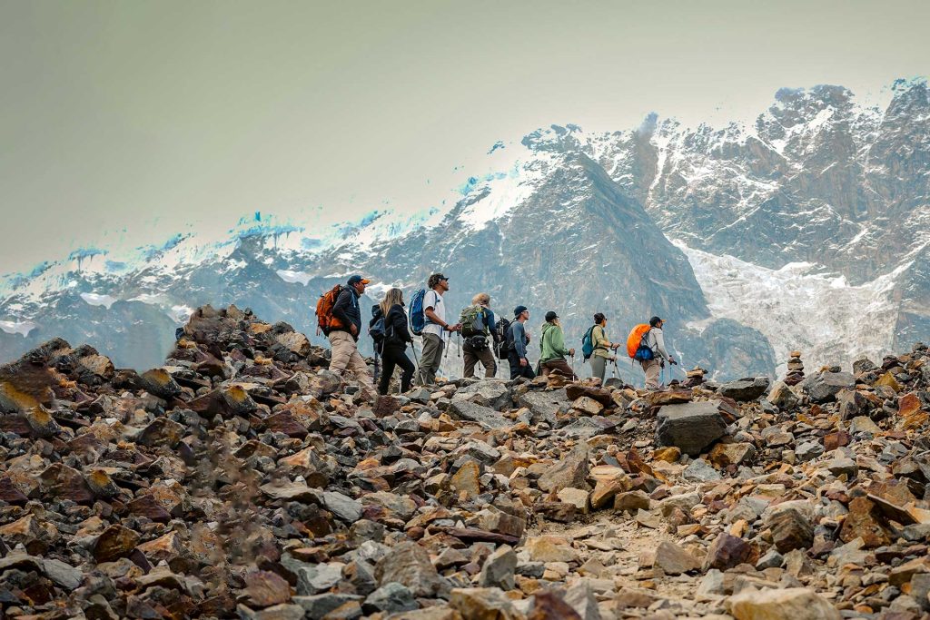 Turistas caminando rumbo al nevado Salkantay