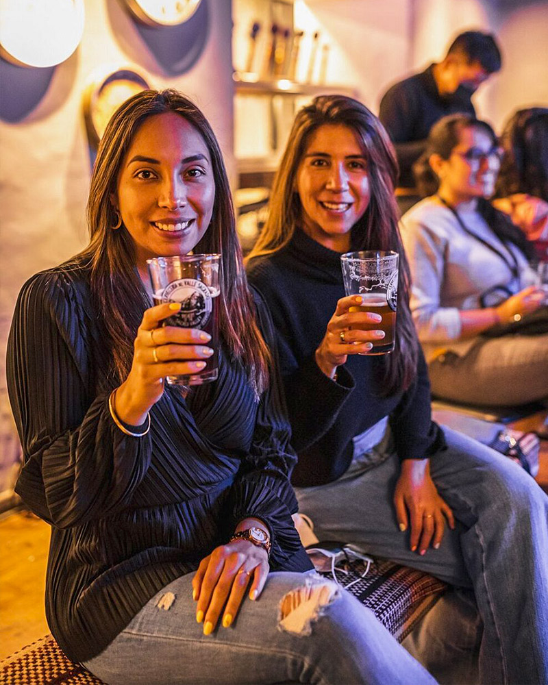 Dos chicas tomando cerveza artesanal en Cusco