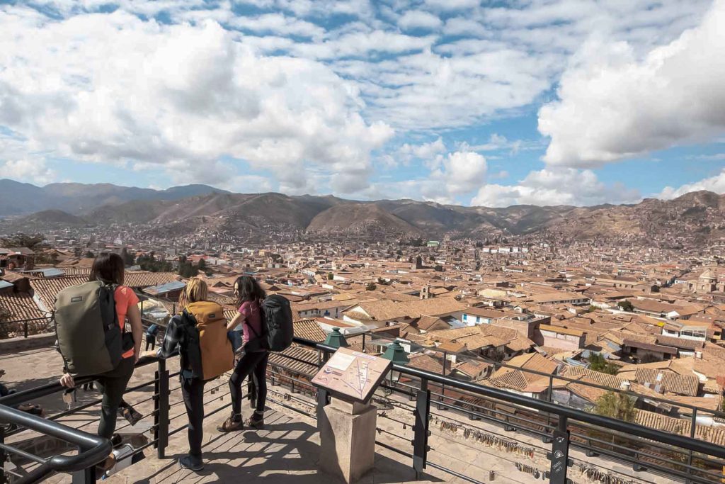 turistas buscan donde alojarse en Cusco, desde el mirador de san Blas, con una vista panorámica