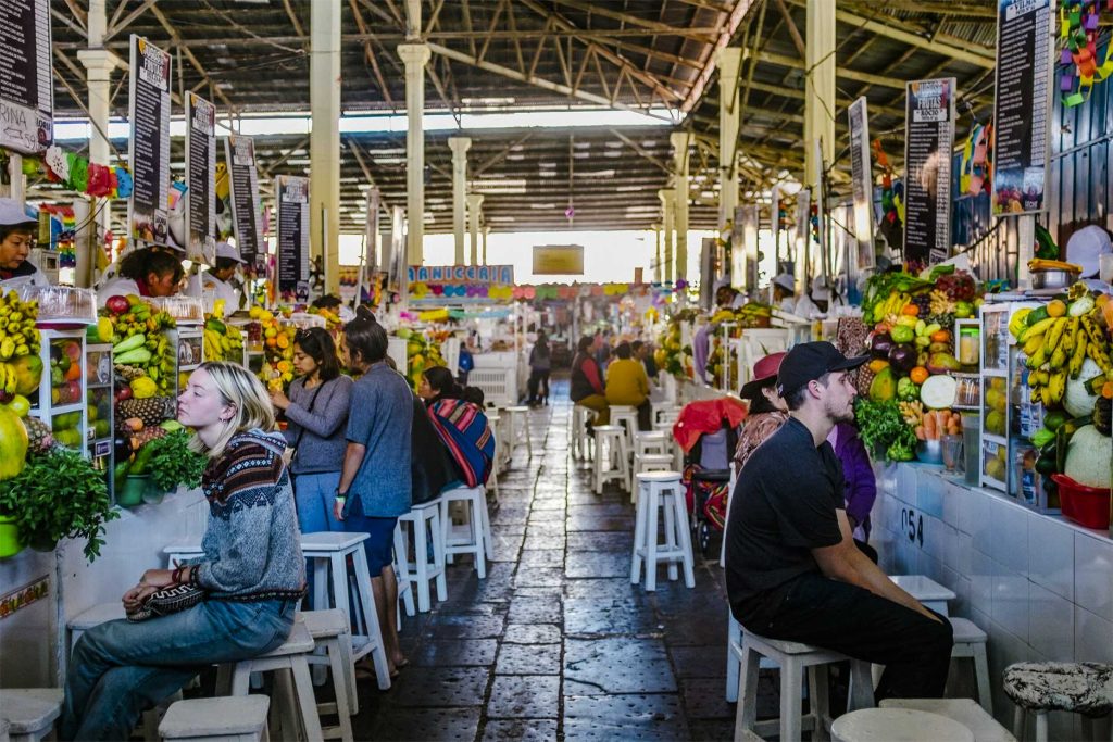 Turistas en Mercado San Pedro de Cusco