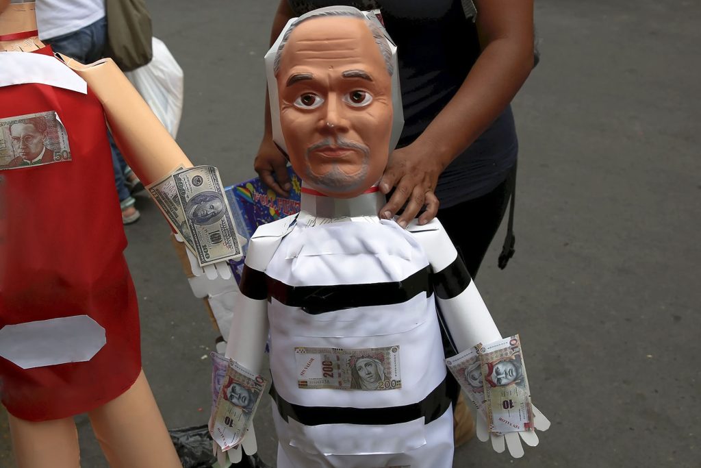 Quema de muñecos en año nuevo en Cusco