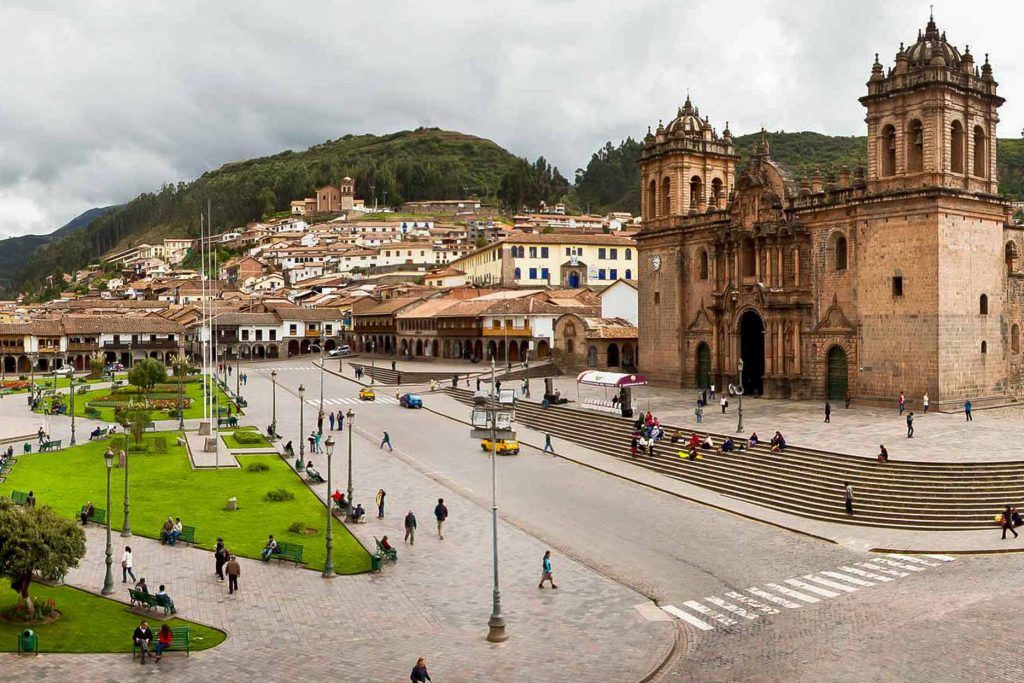 Plaza mayor de Cusco, con la catedral, hoteles y restaurantes de fondo
