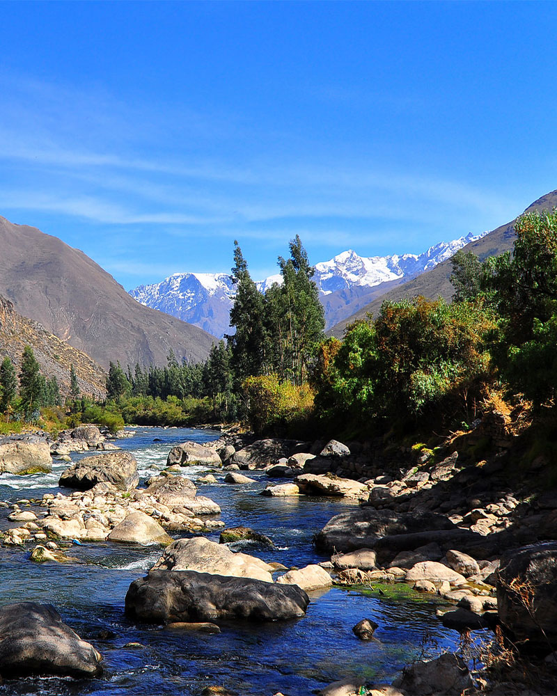Foto del rio Urubamba que atraviesa el Valle Sagrado con nevados de fondo