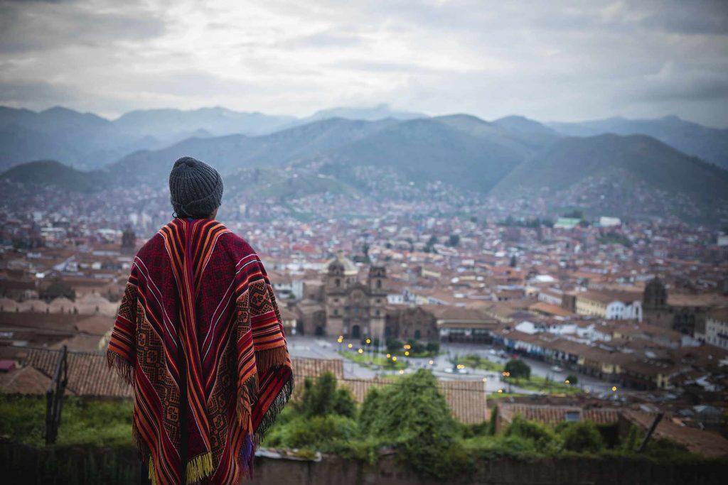 hombre viendo el paisaje de la ciudad del cusco desde el mirador de San Cristobal 