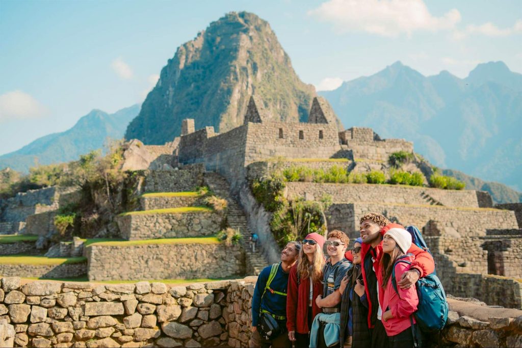 Turistas posando en la parte baja de Machu Picchu