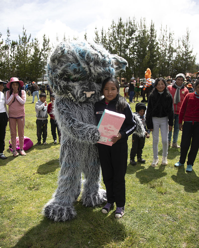Entrega de juguetes de Salkantay Trekking en Rodeana, Ocongate
