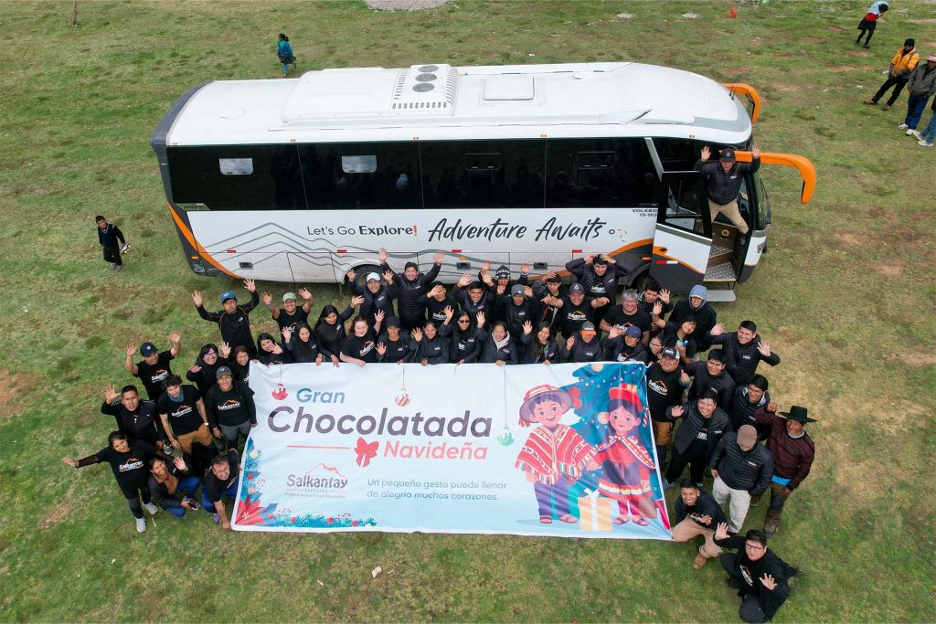 Equipo de Salkantay Trekking en la chocolatada de Rodeana 2025