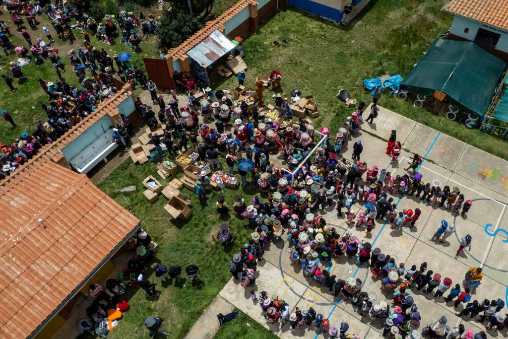 Niños recibiendo juguetes y chocolatada en la intitucion educativa de Rodeana