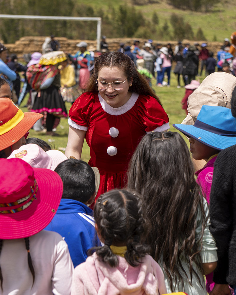 Salkantay Trekking jugando dinamicas con los niños de Rodeana