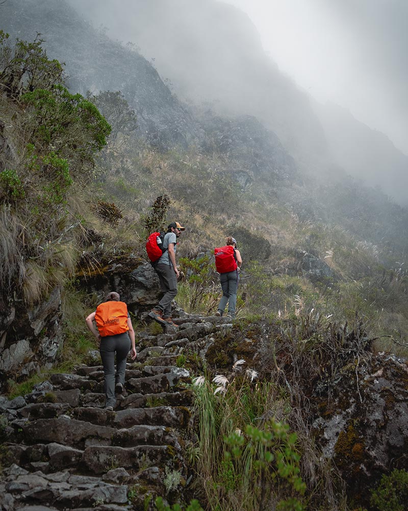 Grupo de turistas durante la temporada de lluvias en el Camino Inca.