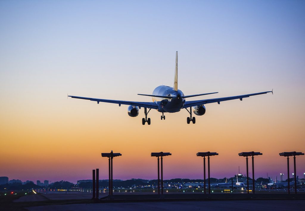 Aeropuertos en Perú avión despegando en el atardecer