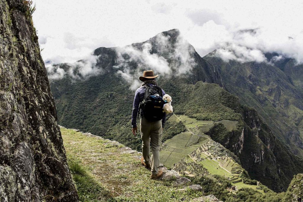 pasajero llegando a Machu Picchu, por el Camino Inca en temporada de lluvias 