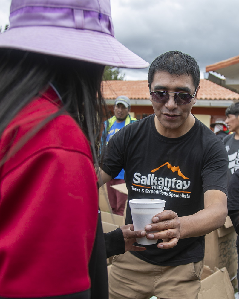 Entrega de chocolatada de Salkantay Trekking en Ocongate 