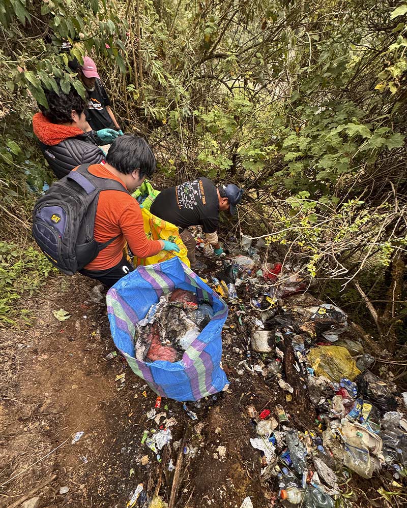 Personal de la agencia  Salkantay trekking realizando limpieza en campo