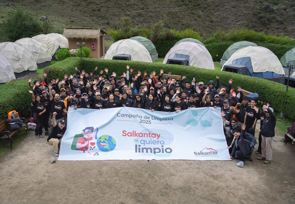 Equipo de salkantay trekking en una foto grupal despues de haber realizado la campaña de limpieza en los alrededores de Soraypampa