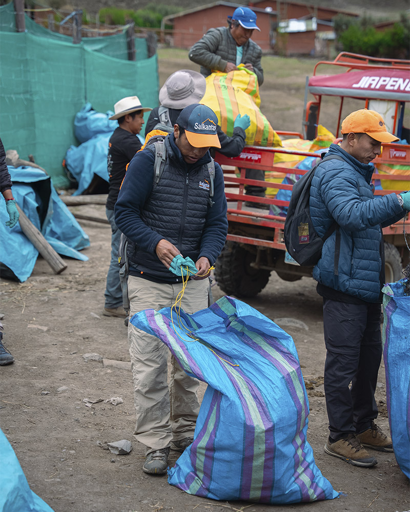 Persona quitándose los guantes después de la limpieza en la montaña Salkantay