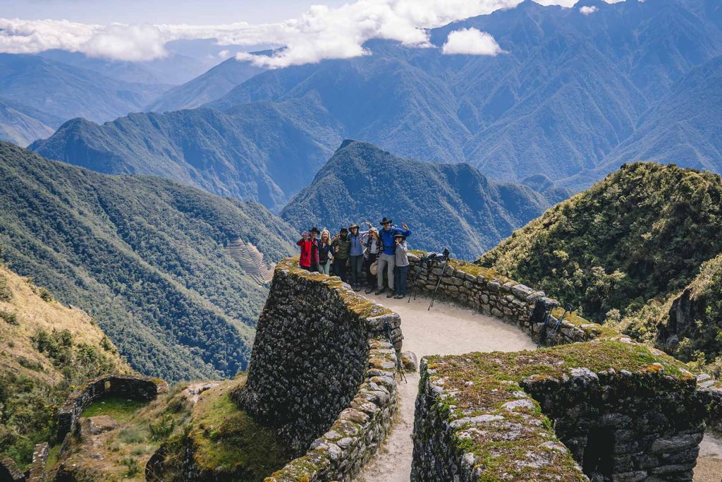 Turistas en Runkuracay, dentro del Camino Inca