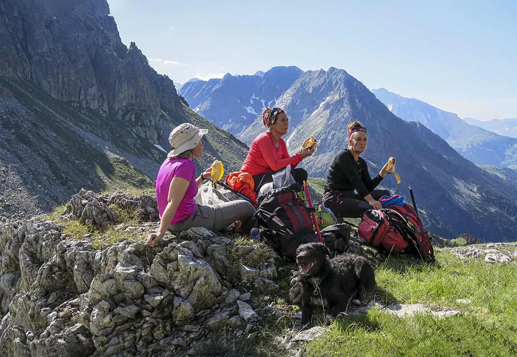 Personas comiendo en la montaña