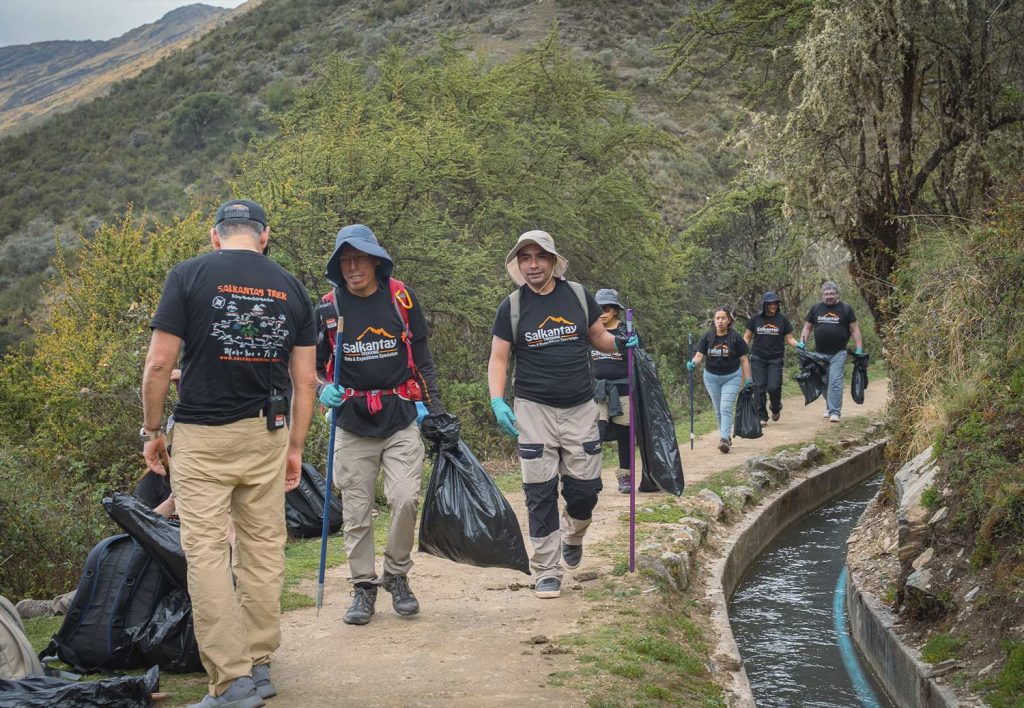 Personal de la agencia Salkantay Trekking realizando la campaña de limpieza en el nevado Salkantay 