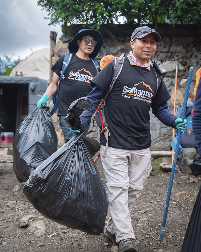 Pesonas llegando con sus bolsas de basura al punto de acopio despues de la campaña de limpieza en la montaña Salkantay