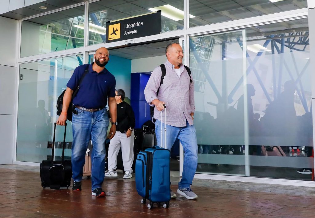 Personas llegando al aeropuerto de Perú