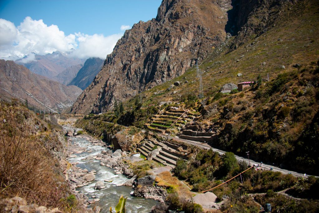 Vista a lo lejos del sitio arqueológico de Canabamba