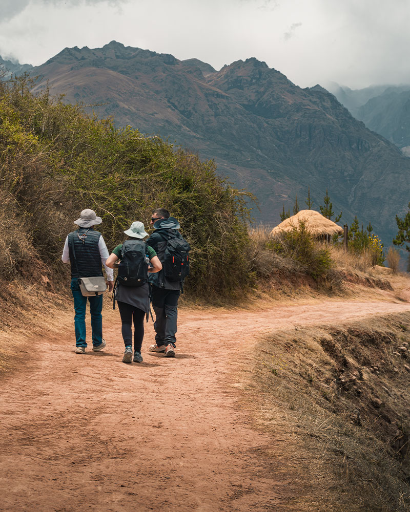 Turistas caminando en el Sitio arqueológico de Moray
