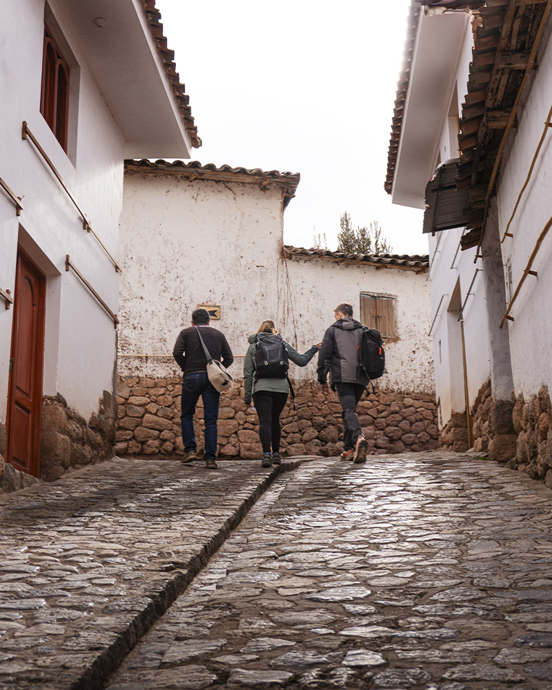 Turistas caminando por las calles de Chinchero en el Valle Sagrado