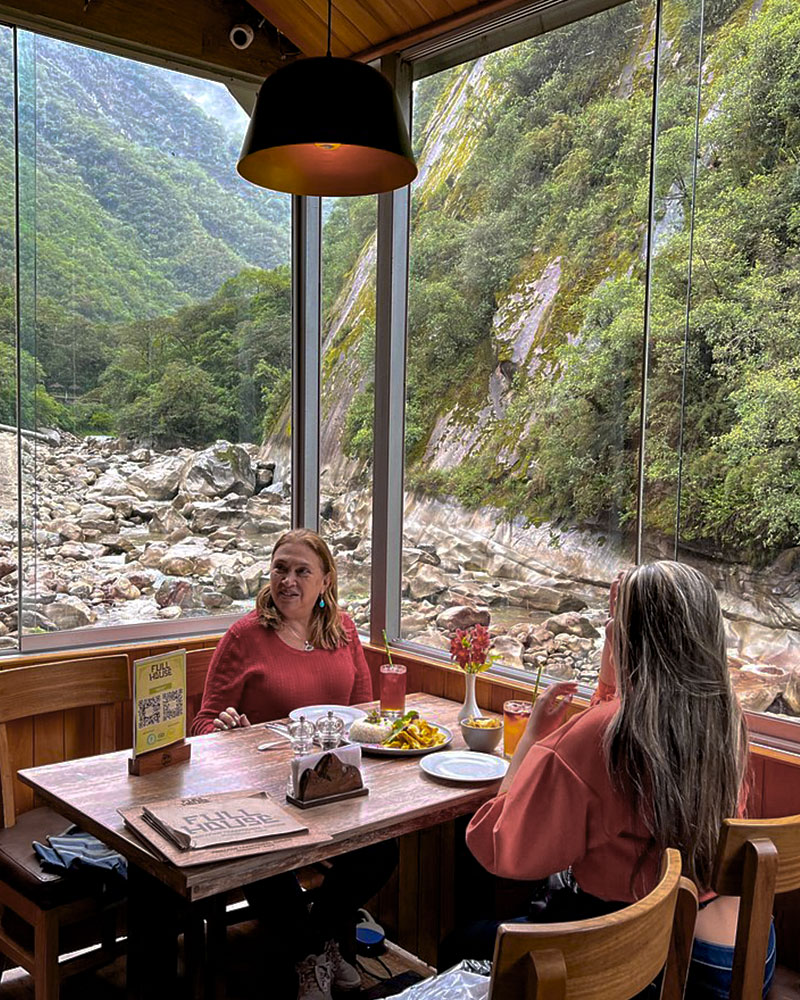 Dos personas comiendo en el restaurante Full House en Machu Picchu. 