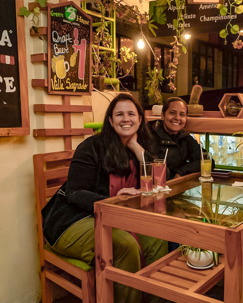 Dos personas comiendo en el Restaurante Green House 