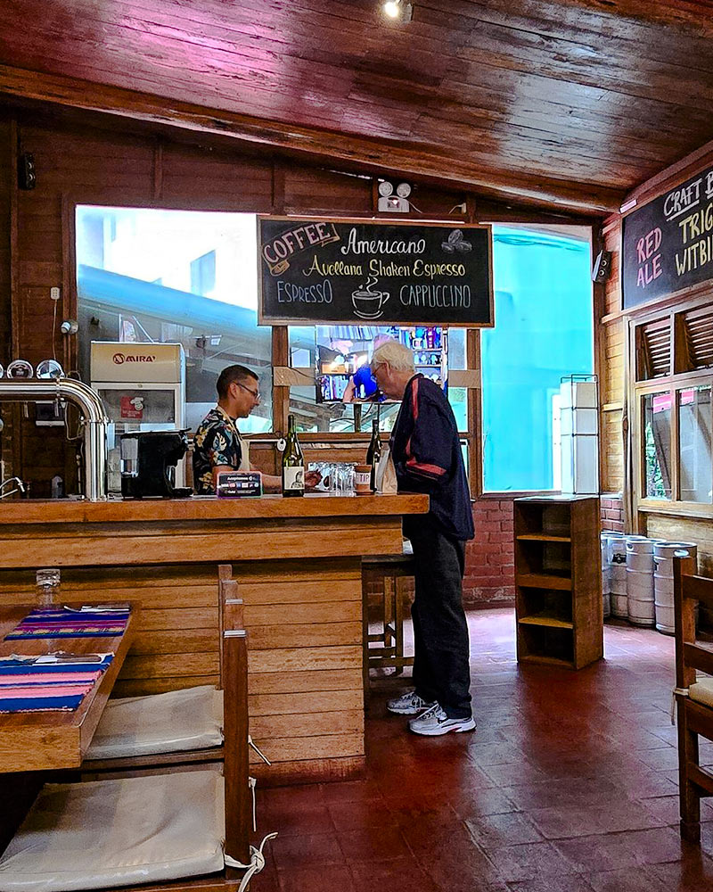 Dos personas en el restaurante The Tree House en Machu Picchu Pueblo