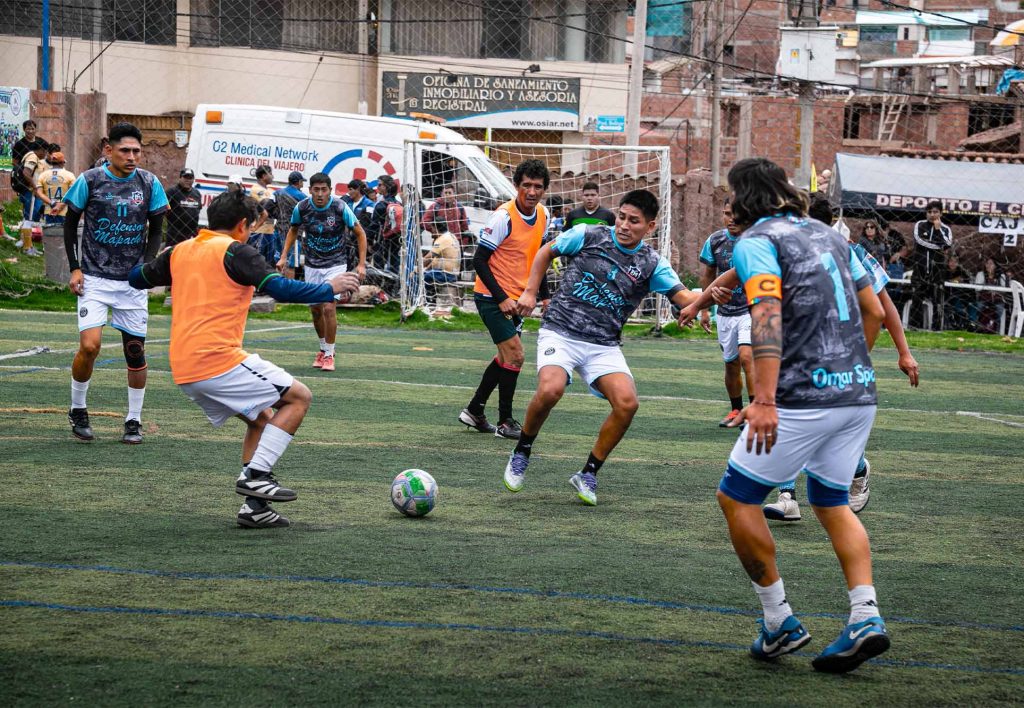 Personas jugando futbol en el Campeonato deportivo Copa Salkantay, organizado por Salkantay Trekking