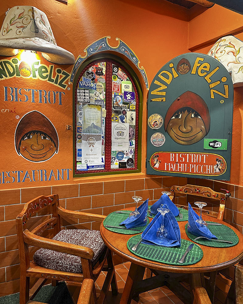 Interior del restaurante el indio feliz en machu Picchu Pueblo