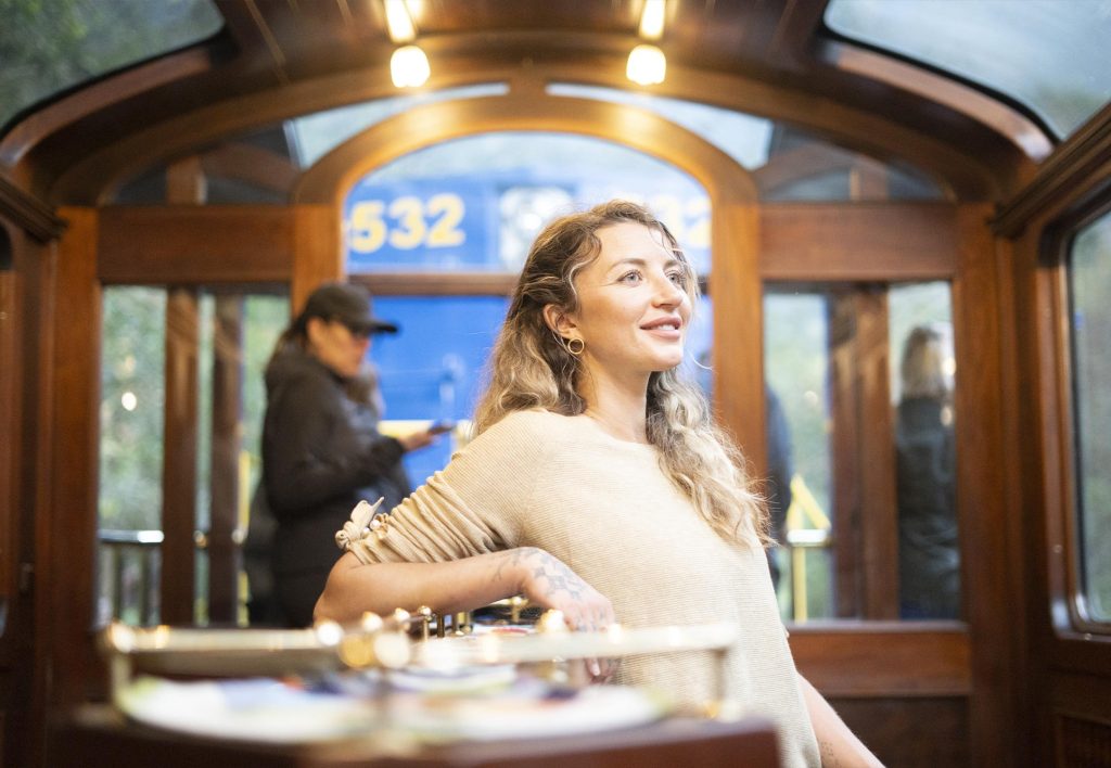 Mujer viajando en el tren 360 a Machu Picchu