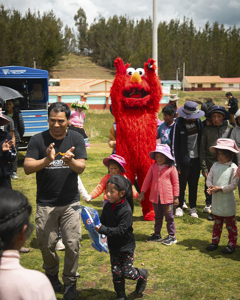 Juegos y muñecos en la chocolatada solidaria para los niños, por parte de Salkantay Trekking en la comunicad de Rodeana, Ocongate